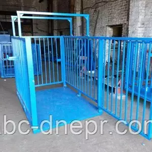 С ограждениями и дверьми С ограждениями и дверьми